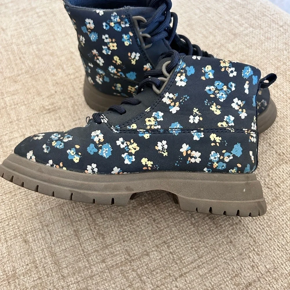 Oshkosh Navy Girls Ankle Boot with a Floral Design Lace Up  Size 10M
